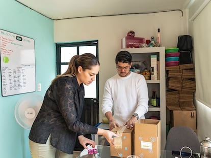 Mariela Sánchez Baca y su novio preparan una entrega a domicilio, en Ciudad de México.