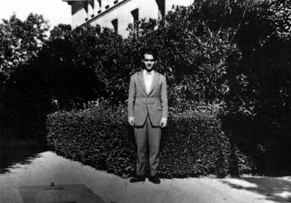 Federico García Lorca posa en el Jardín de los Poetas, diseñado por Juan Ramón Jiménez, de la Residencia de Estudiantes, en Madrid, en 1919 ©Fundación Federico García Lorca