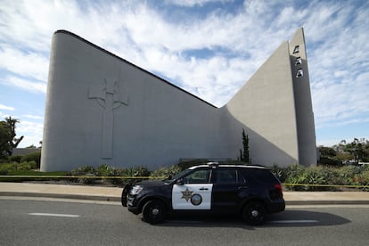 Patroli polisi menjaga Gereja Presbiterian Jenewa di Laguna Woods, beberapa jam setelah serangan.