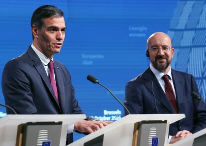 Pedro Sánchez con Charles Michel, presidente del Consejo Europeo, este miércoles en Bruselas.