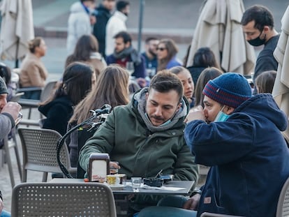 Unos ciudadanos, este jueves, en una terraza de Turín (Italia).