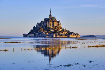 Esta región francesa estará ligada para siempre con uno de los principales acontecimientos históricos del siglo XX. Pero Normandía es mucho más que las playas donde se produjo el desembarco. Lugares como Honfleur, Rouen, los acantilados de Étretat o, por supuesto, el Mont Saint-Michel son lugares que el visitante no se debe perder. 