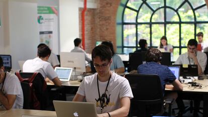 Gente trabajando en la zona de coworking.