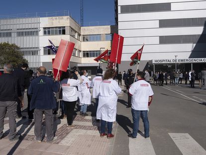 Protesta de un grupo de sanitarios a la llegada del presidente de la Junta, Juanma Moreno, a la inauguración de tres plantas en el antiguo Hospital Militar de Sevilla.