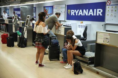 El vuelo a Pisa que esta familia portuguesa iba a coger ha sido uno de los cancelados durante la primera jornada de huelga, en la T1 del aeropuerto de Barajas.