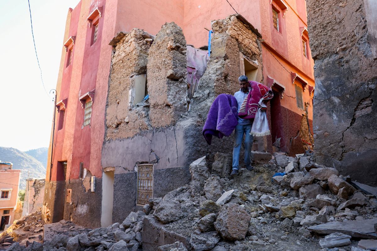Terremoto en Marruecos, última hora en directo | Los miembros de los servicios de rescate buscan a supervivientes entre los escombros de los edificios derrumbados | Internacional