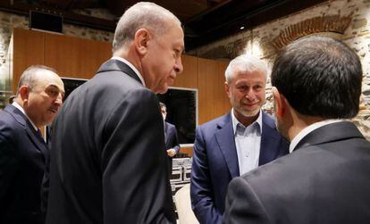 El oligarca ruso Roman Abramóvich (segundo por la derecha), uno de los multimillonarios sancionados por Occidente por la invasión rusa de Ucrania, ha asistido a las negociaciones entre las delegaciones de ambos países en Estambul, este martes.