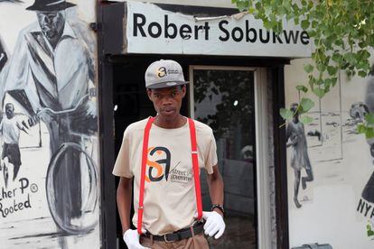 El agitador cultural Modisana Mabale en la entrada del museo Robert Sobukwe, en Sharpeville.