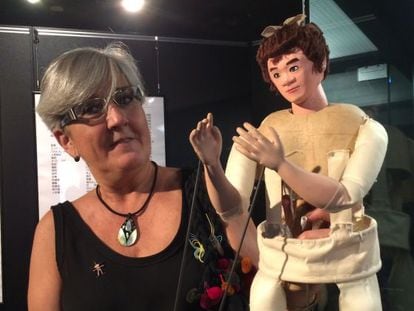 Idoya Otegui, directora del Topic, con una marioneta en el museo Kawamoto.