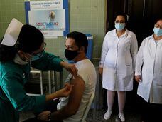 Una enfermera inyecta la vacuna Soberana 02 a un voluntario durante un ensayo clínico en La Habana, el 31 de marzo.