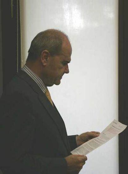 Manuel Chaves lee un documento en su despacho, el pasado jueves.