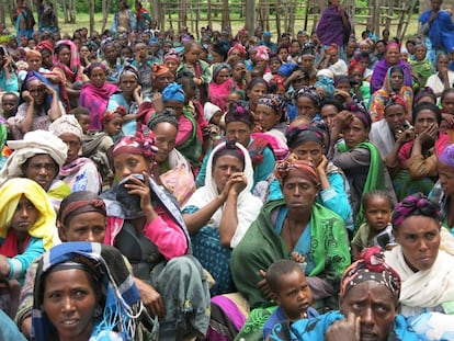 Mujeres y niñas oromos esperando el análisis de su estado nutricional.