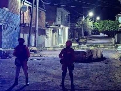 Policías resguardan la zona del atentado, en Guanajuato, este miércoles.