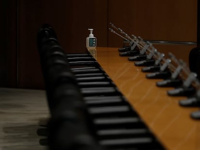 Un gel de manos en una mesa vacía durante la Comisión de Sanidad del Congreso este jueves.