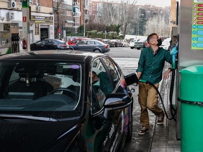 Un hombre reposta un vehículo en una gasolinera de Madrid, el pasado 4 de febrero.