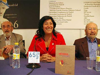 A la izquierda, Ángel González, Almudena Grandes y Caballero Bonald, ayer en la Feria del Libro.