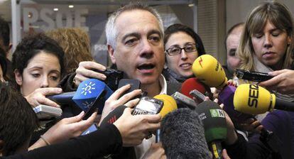 El primer secretario del PSC, Pere Navarro, atiende a los medios durante el Comité Federal del PSOE.