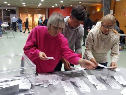 Recuento de votos en un centro electoral de Terrassa (Barcelona).  