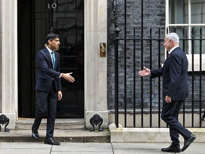 Rishi Sunak da la bienvenida a Benjamín Netanyahu, ante su residencia oficial en Londres, este viernes.