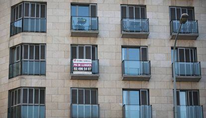 Un edificio con un piso en alquiler en la plaza Universitat de Barcelona