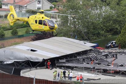Un helicóptero evacua a un herido tras desplomarse el escenario del festival O Son do Camiño, en Santiago de Compostela. EFE/ Xóan Rey
