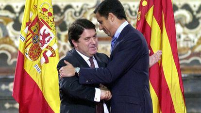 El expresidente del Gobierno valenciano José Luis Olivas (izquierda) abraza a su antecesor, Eduardo Zaplana, tras entegarle la Alta Distinción de la Generalitat, en Valencia en 2002.