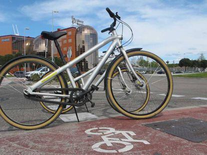 Una bicicleta delante de la sede de Liberty en Madrid. 