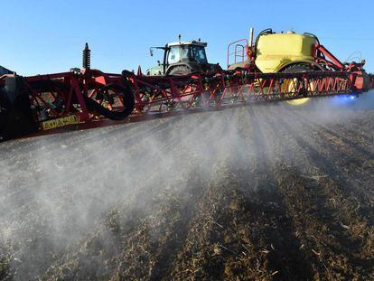 Un agricultor esparciendo herbicidas de Monsanto