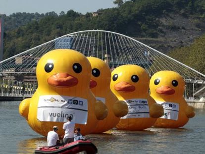 Patos gigantes que anunciaron la carrera a celebrar en octubre en la Ría de Bilbao.