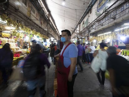 Un vendedor de la Central de Abastos de la Ciudad de México usa una mascarilla protectora.