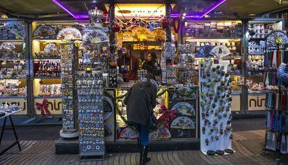 Tienda de &#039;souvenirs&#039; en Barcelona.