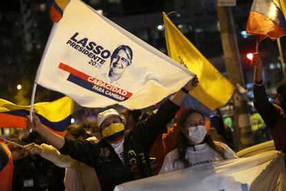 Seguidores de Guillermo Lasso, este domingo tras las elecciones en Ecuador.