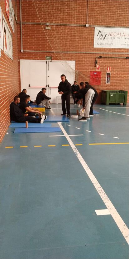Grupo de inmigrantes trasladados desde Motril a Granada para la cuarentena obligada, alojados temporalmente en un pabellón.