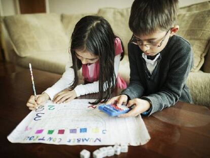 Unos niños aprenden a hacer cuentas con un juego de matemáticas.