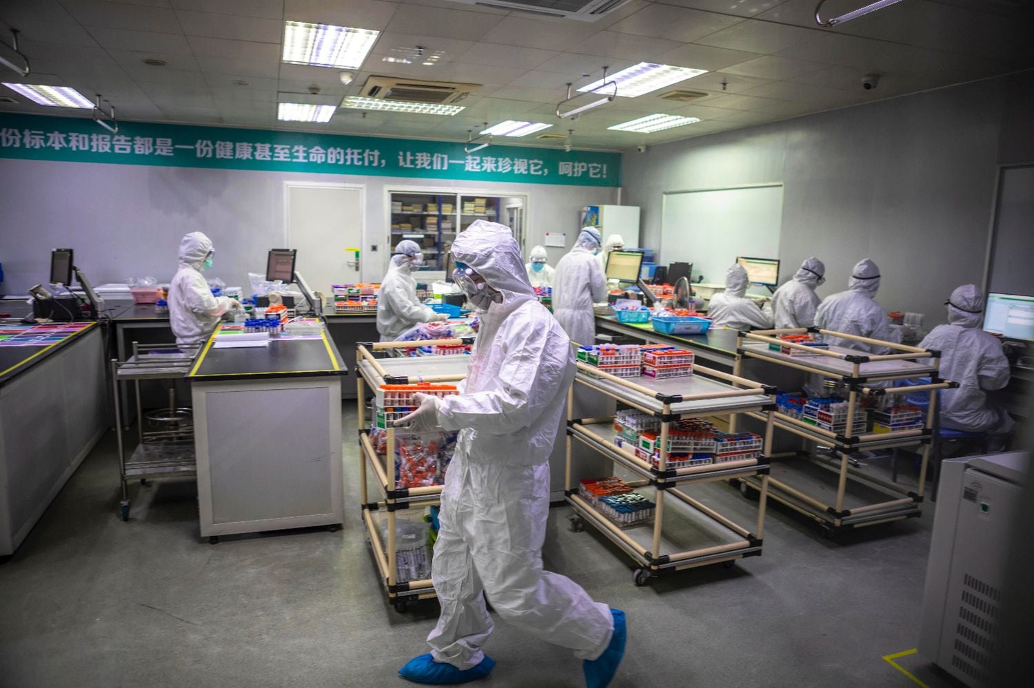 Empleados de una empresa china que fabrica tests diagnósticos para el nuevo coronavirus.