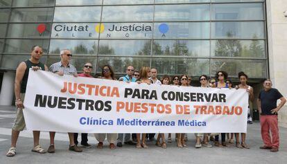 Los trabajadores de la Cl&iacute;nica Mediterr&aacute;nea protestan frente a la Ciudad de la Justicia de Valencia.