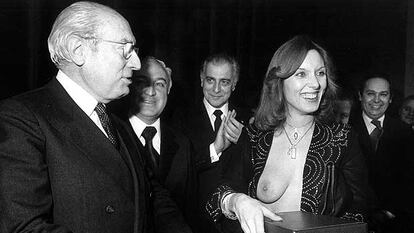 Enrique Tierno Galván y Susana Estrada, en la entrega de los premios del diario 'Pueblo' en 1978.