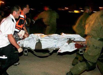 Un soldado israelí herido en la madrugada de ayer por un misil palestino es trasladado al hospital de Ashkelon.