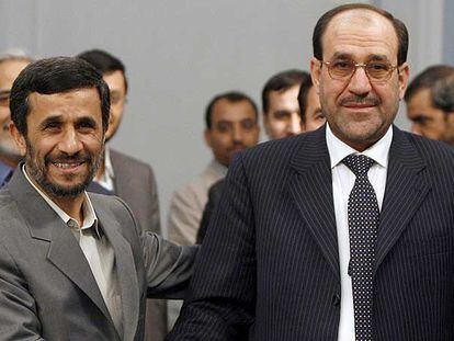 El presidente iraní, Mahmud Ahmadineyad (izquierda), saluda al primer ministro iraquí, Nuri al Maliki, en el palacio presidencial de Teherán.