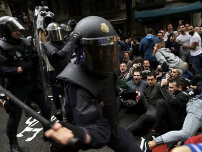 La Policía Nacional carga contra ciudadanos el día del referéndum del 1-O en Barcelona.