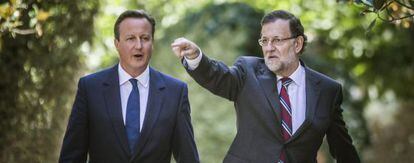El president del Govern espanyol, Mariano Rajoy, a la dreta, i el primer ministre britànic, David Cameron, caminant per la Moncloa.