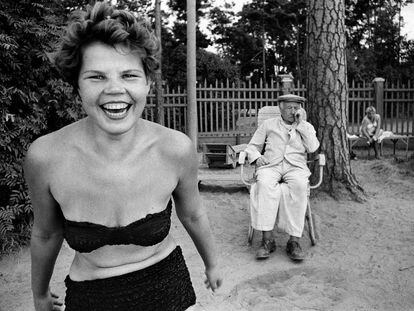 'Bikini', fotografía en la playa del río Moscova tomada en 1959 por William Klein.