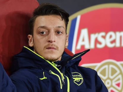 &Ouml;zil, en el banquillo durante el pasado Arsenal-Bayern.