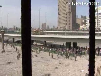 Segundo día de violencia a palos y piedras entre los manifestantes y el grupo de partidarios de Mubarak que ha desatado las hostilidades