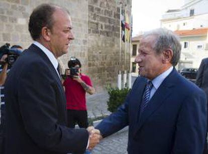 El presidente del Gobierno de Extremadura, José Antonio Monago (i), recibe al presidente del Tribunal Constitucional, Pascual Sala, a su llegada a la clausura de las jornadas sobre los consejos consultivos de España, hoy en Mérida.