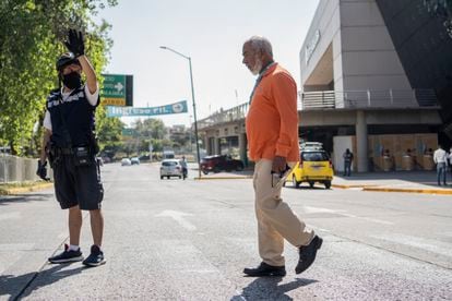 El escritor Leonardo Padura, mientras cruza una calle en Guadalajara, Jalisco.