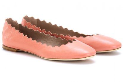Coral: pon el color del verano en tus pies. Este modelo es de Chloé para My Theresa (325 euros).