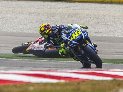 Captura de televisi&oacute;n del momento del incidente entre Rossi y M&aacute;rquez en el circuito de Sepang.