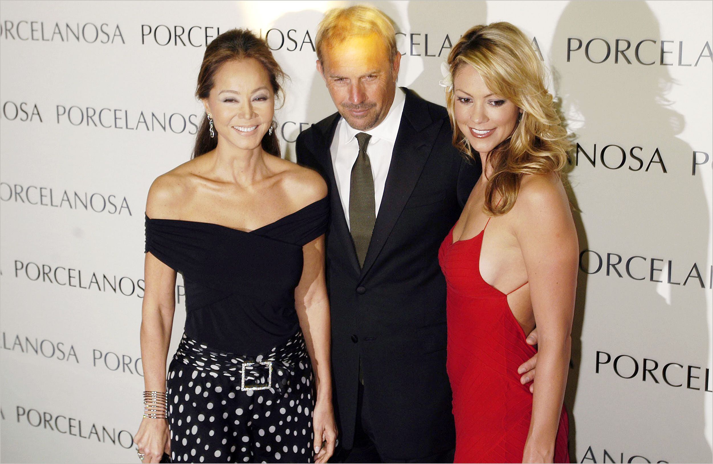 Isabel Preysler, junto a Kevin Costner y su esposa, Christine Baumgartner, en mayo de 2005 en Madrid.