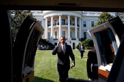 El presidente de EE UU, Barack Obama, a punto de subir al helicóptero presidencial 'Marine One', en los jardines de la Casa Blanca, el 1 de julio de 2011.